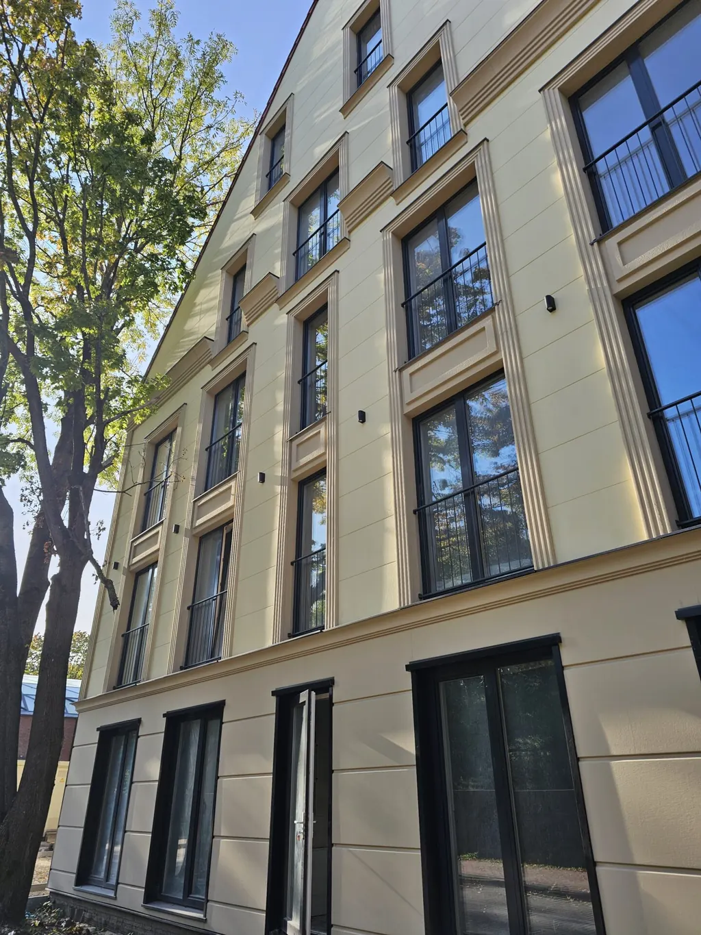 Renovuotas daugiabučio fasadas su Royal Decors plokštėmis
