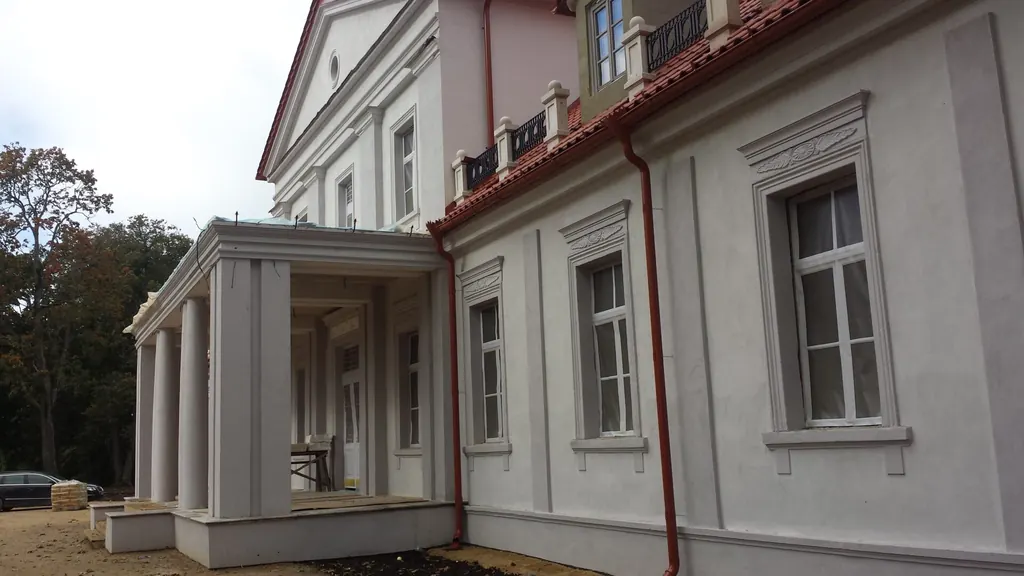 Fasado apdailos detalės aplink langą